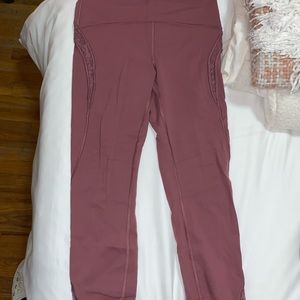 Lululemon 23” leggings, it’s the Wunder Under High Rise